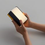 Lumio - Modern könyv stílusú hordozható világítás és Power Bank (sárga/kék)